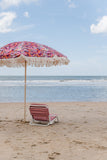 set van parasol met tropische bloemen en roze strandstoel