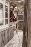 Lichtgewicht zwarte parasol met franjes en bruine vintage bloemen van Embellish Living.